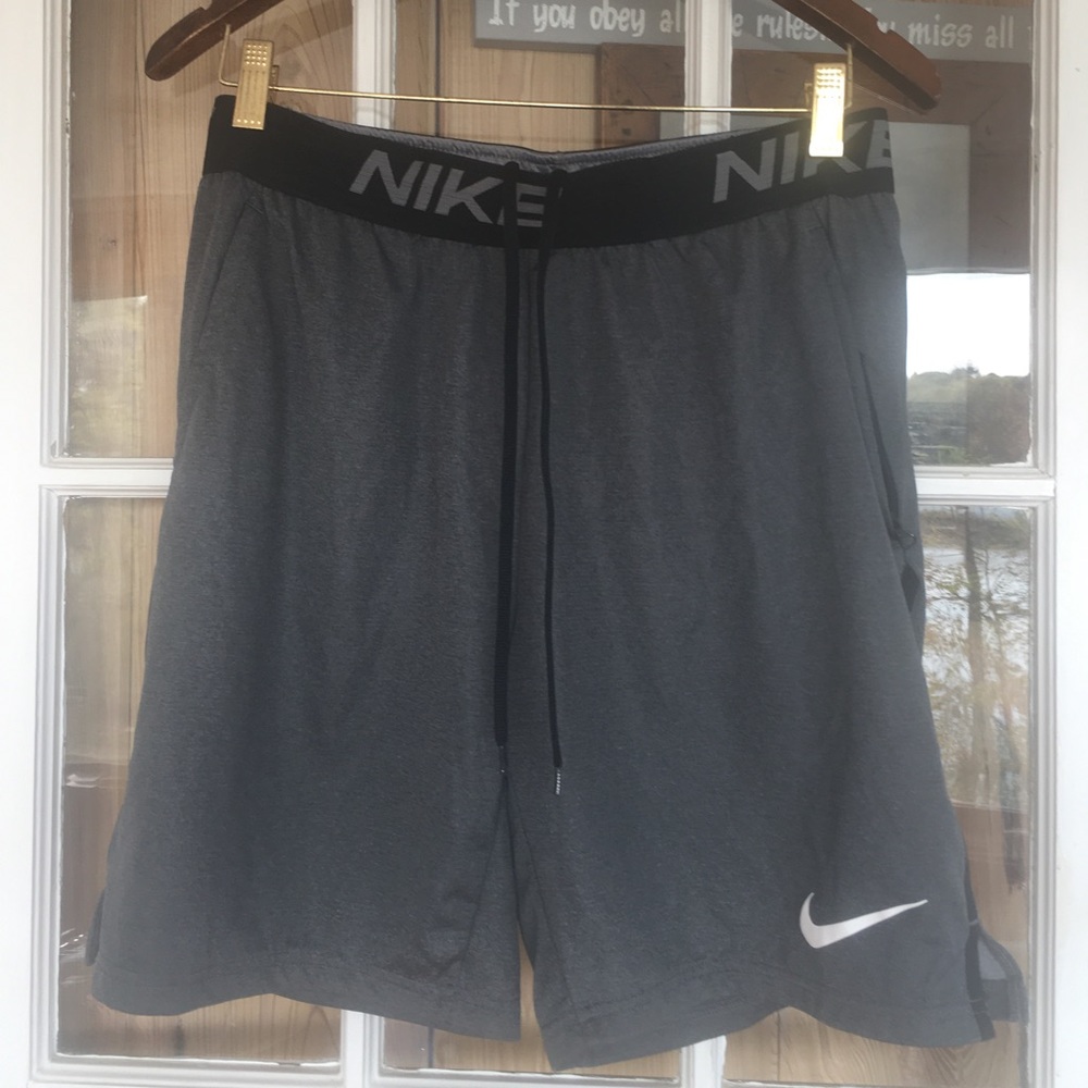 Nike Men SHORTS Medium  dri-fit Medium drawstring/elastic waist, excellent cond
